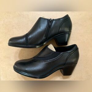 NWT Clarks Collection Black Leather Heeled Zip
Booties Emily2 Dove- Size 6 Med